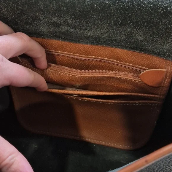 Vintage Classic Black and Tan Leather Shoulder Bag Crossbody Bag - Picture 16 of 17